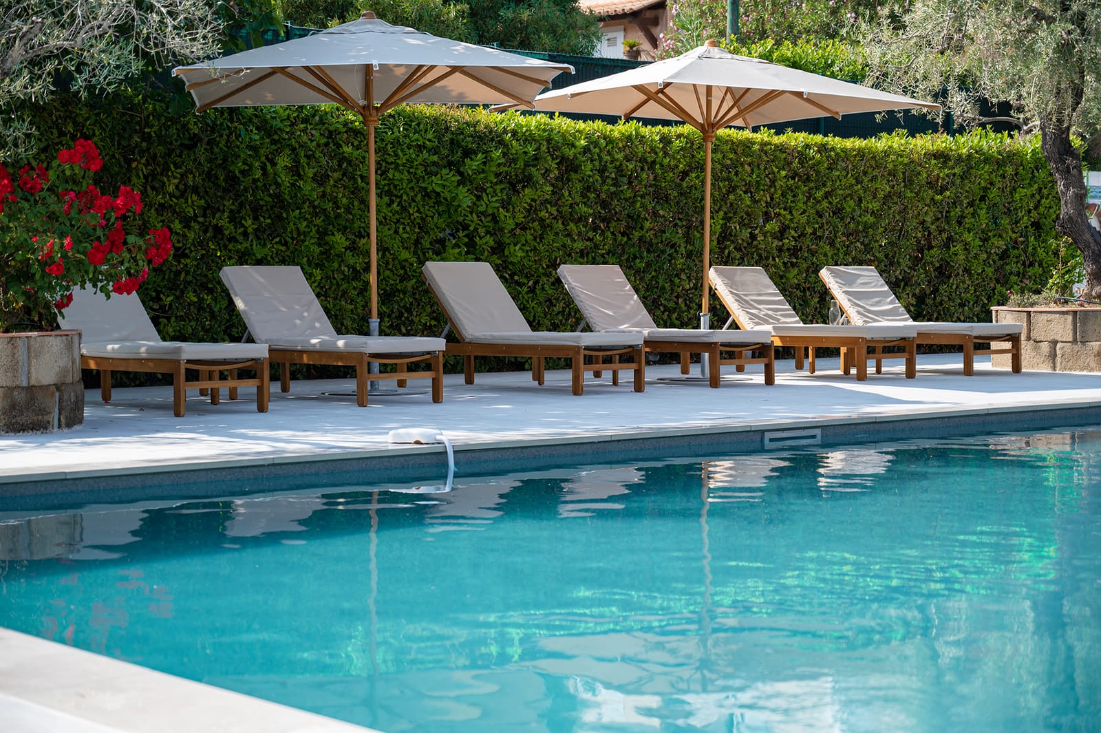 Piscine et transats